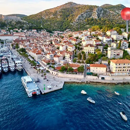 Milton Hvar Апартаменти