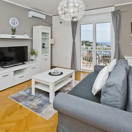 Milton Hvar フヴァル