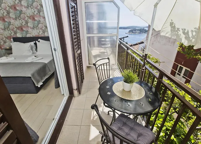 Milton Hvar フヴァル