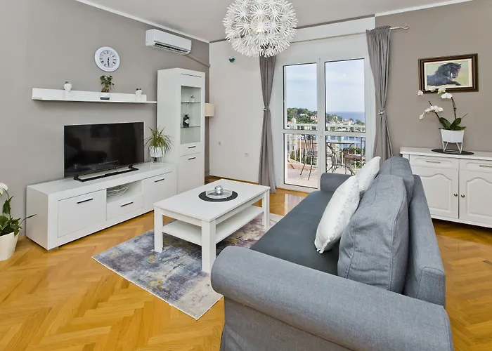 Milton Hvar フヴァル