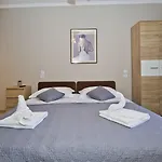 米尔顿赫瓦尔别墅公寓 *